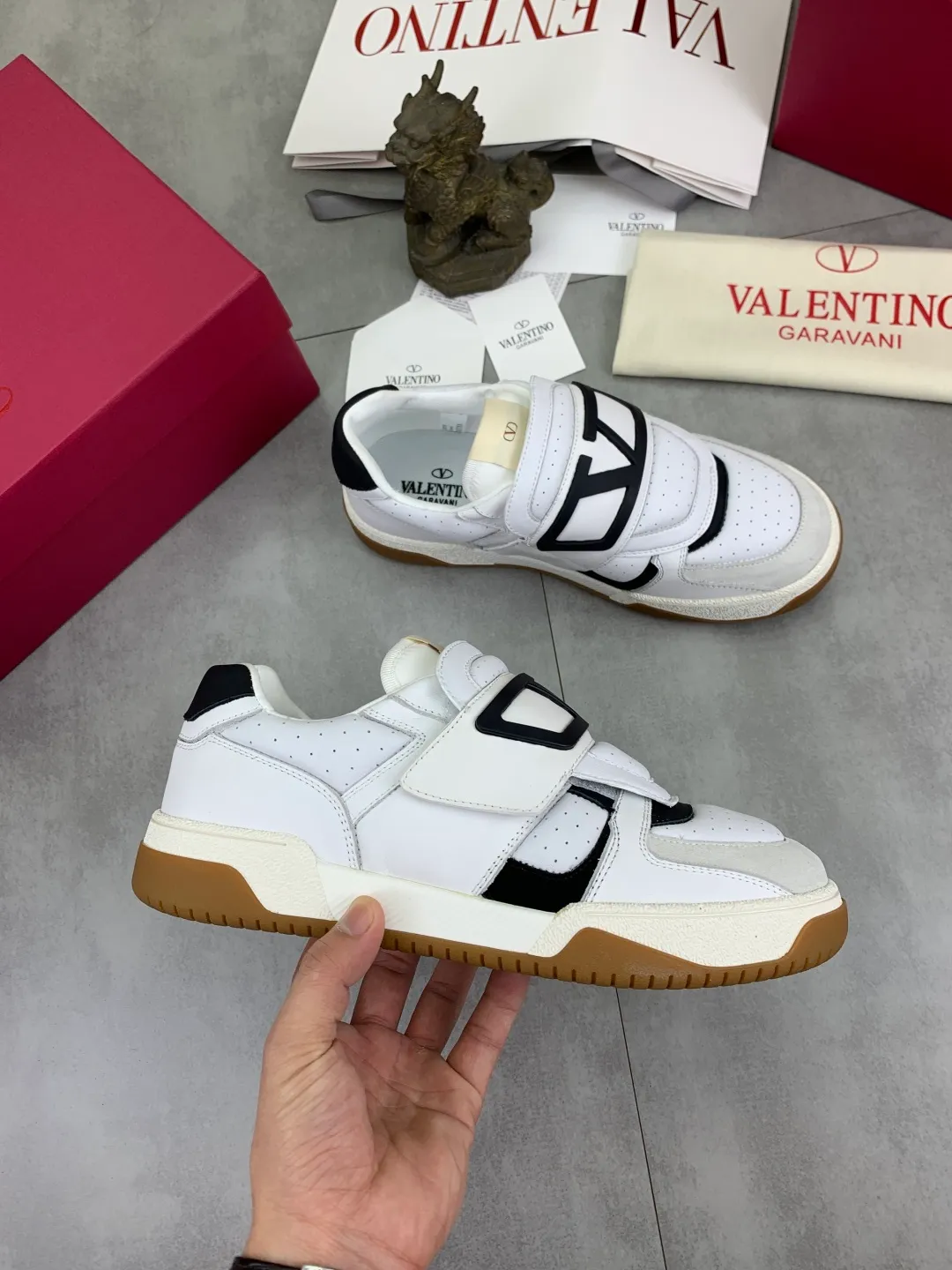 Men's men's shoes 💰P640 new style latest Valentino Valentino V family new casual young fashion trend sports shoes full of vitality, no age limit, very light and comfortable on the foot, packaging, original purchase and development, production, various color combinations are eye-catching, activate the charming sunny boy, the shoe design combines coolness with daily style, full of street feeling, multi-color options!   Fabric: original material splicing/first-layer cowhide Lining: imported cowhide/original logo sweat-absorbent and breathable foot pad Outsole: TPU foam lightweight material outsole Brand injection insole Code number: 38-46 Full set of packaging Color: 3️⃣ colors available
